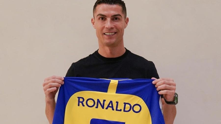 Cristiano Ronaldo posa com a camisa 7 do Al Nassr, da Arábia Saudita - Reprodução/Twitter
