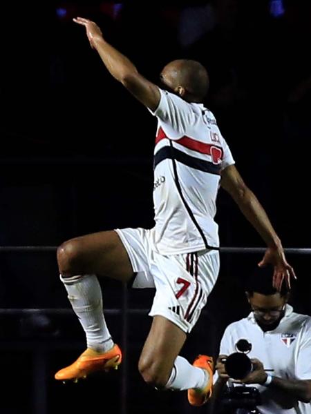 Lucas celebra gol do São Paulo sobre o Corinthians em jogo da Copa do Brasil