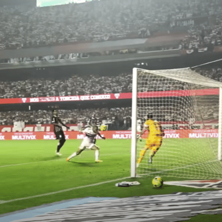 Lucas cabeceando a bola para fazer o segundo gol do São Paulo contra o Corinthians