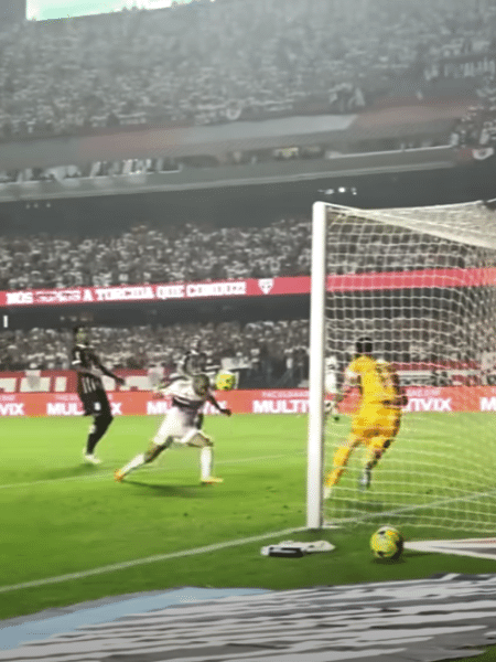 Lucas cabeceando a bola para fazer o segundo gol do São Paulo contra o Corinthians