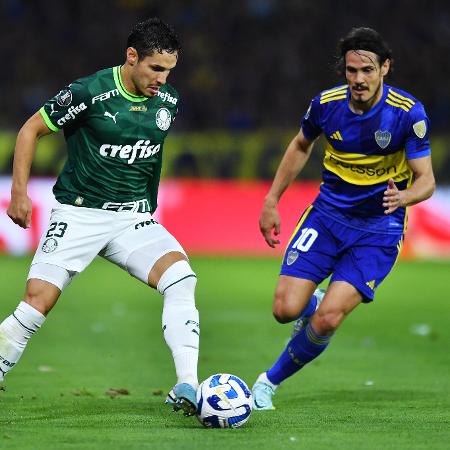 Raphael Veiga e Cavani em ação durante Boca Juniors x Palmeiras, partida da semifinal da Libertadores