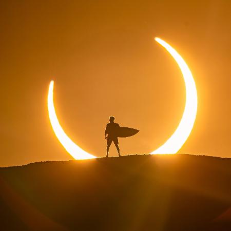 Italo Ferreira durante o eclipse anular, em Baia Formosa