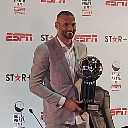 Weverton com o prêmio de melhor goleiro do Brasileirão da Bola de Prata