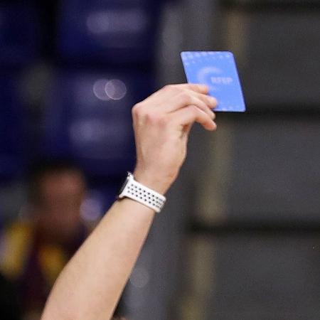 O cartão azul que será testado no futebol, já é usado no hóquei
