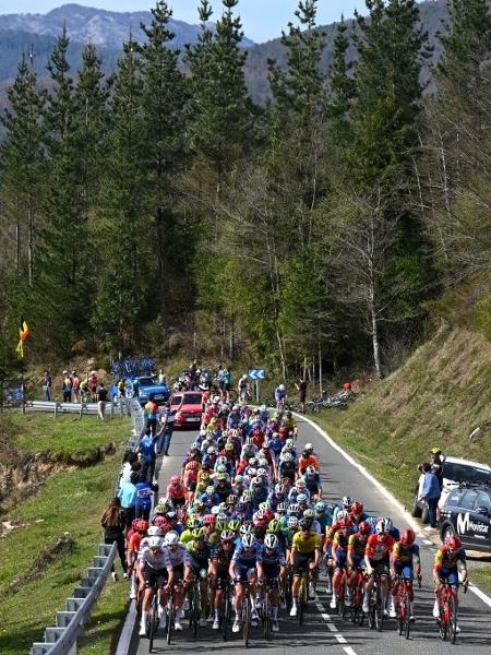 Competidores durante a Volta do País Basco de ciclismo