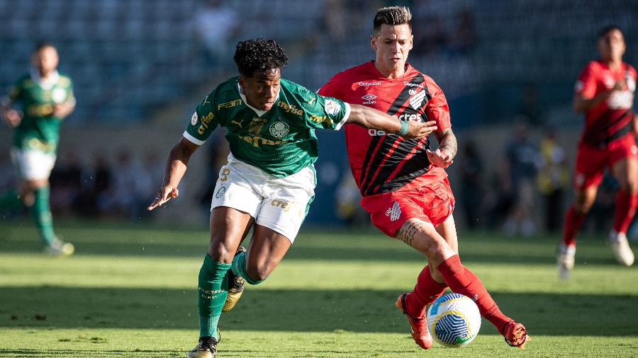 Endrick, do Palmeiras, disputa a bola no jogo contra o Athletico-PR, pelo Brasileirão