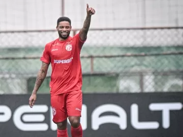 André faz três e deixa Romário eufórico em vitória do América-RJ; assista