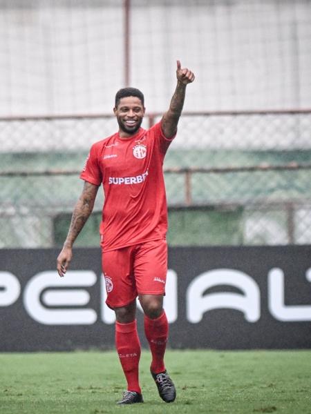 André celebra um dos três gols marcados no triunfo do América-RJ sobre a Cabofriense