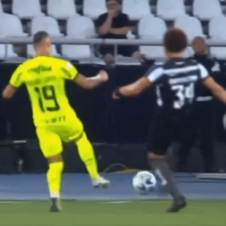 Ângulo da expulsão de Adryelson, do Botafogo, no jogo contra o Palmeiras, que não foi mostrado na revisão do VAR Ângulo da expulsão de Adryelson, do Botafogo, no jogo contra o Palmeiras, que não foi mostrado na revisão do VAR