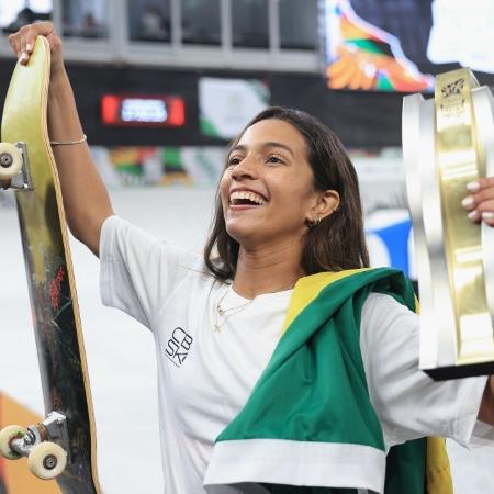 Rayssa Leal com o troféu na final do Mundial de Skate Street de 2024, em Shanghai