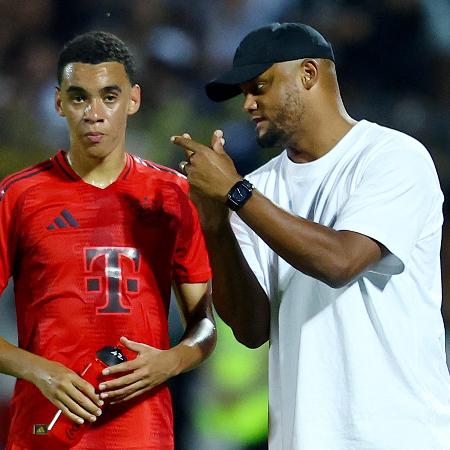 Vincent Kompany conversa com Jamal Musiala durante Ulm x Bayern de Munique, pela Copa da Alemanha