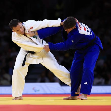 O para-judoca brasileiro Arthur Silva, durante luta válida pela categoria até 90kg nas Paralimpíadas contra o britânico Daniel Powell.