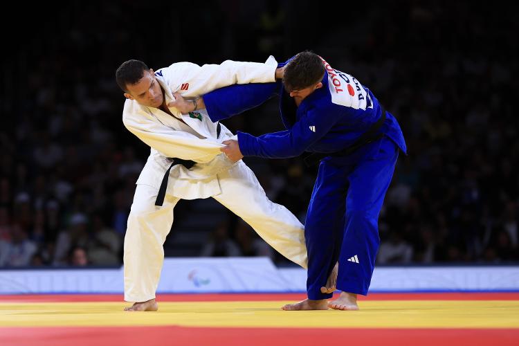 O para-judoca brasileiro Arthur Silva, durante luta válida pela categoria até 90kg nas Paralimpíadas contra o britânico Daniel Powell.