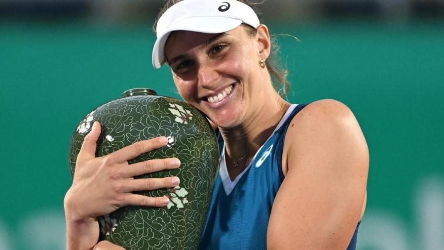 Beatriz Haddad Maia com o troféu do WTA 500 de Seul em 2024