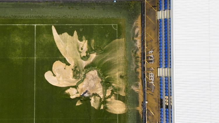 Gramado do estádio do Wimbledon, da Inglaterra, fica destruído após enchente em Londres