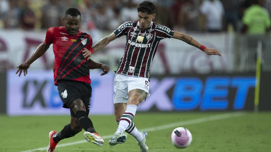 Diogo Barbosa e Nikão em ação durante jogo entre Fluminense e Athletico pelo Brasileirão