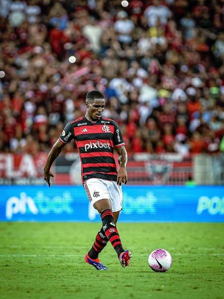 Evertton Araújo, volante do Flamengo, em ação pelo Campeonato Brasileiro