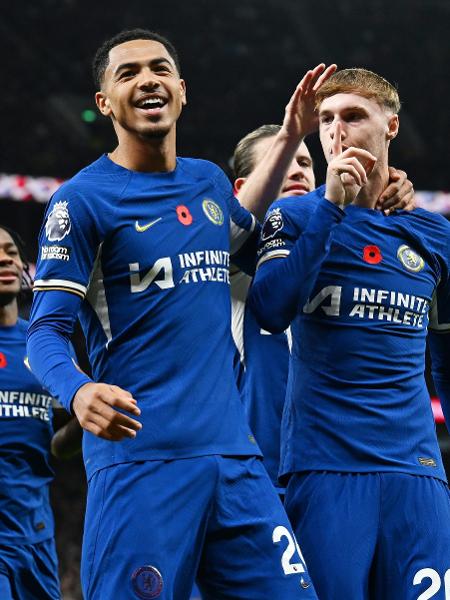 Cole Palmer (à dir.) comemora com seus companheiros após marcar na vitória do Chelsea - Darren Walsh/Chelsea FC via Getty Images
