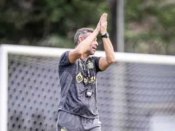 Caixinha vê lua de mel no Santos e promete time ofensivo: 'Atacar sempre'