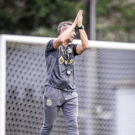 Pedro Caixinha durante treino do Santos - Raul Baretta/Santos FC