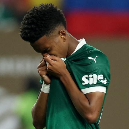 Estêvão beija escudo do Palmeiras em sua despedida do clube