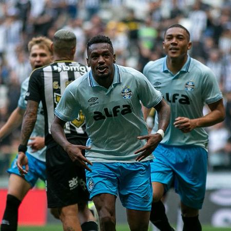 Edenílson, do Grêmio, comemora o seu gol em jogo contra o Atlético-MG, na Arena MRV
