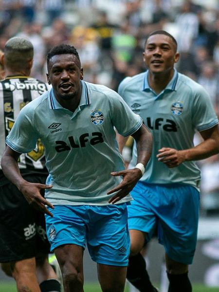Edenílson, do Grêmio, comemora o seu gol em jogo contra o Atlético-MG, na Arena MRV Edenílson, do Grêmio, comemora o seu gol em jogo contra o Atlético-MG, na Arena MRV