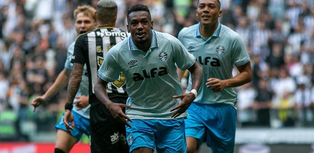 Ancelotti observa Grêmio derrotar Atlético em jogo com 4 expulsões.