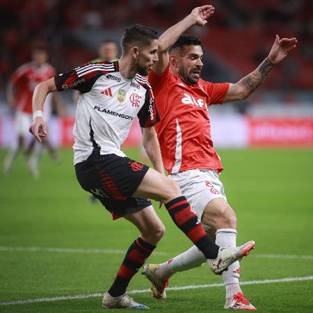 Jorginho, do Flamengo, disputa jogada com Bruno Henrique, do Internacional, em jogo no Beira-Rio