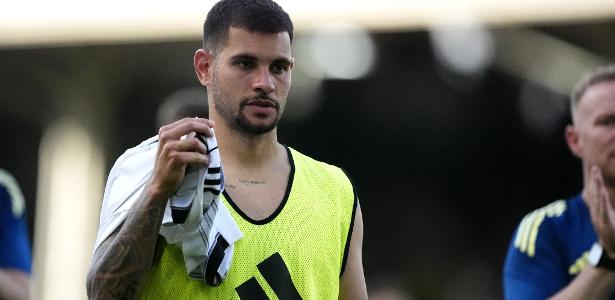 Bruno Guimarães pede atendimento e é substituído em jogo final da temporada