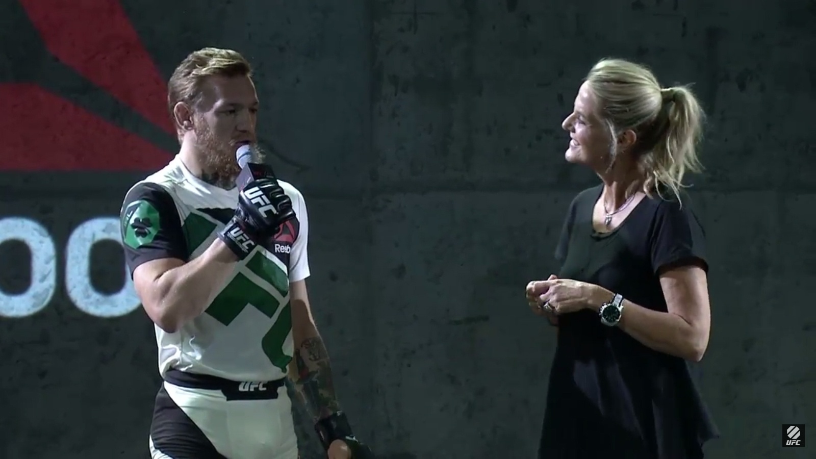 Conor McGregor mostra um dos kits de uniformes revelados hoje pelo UFC - Reprodução