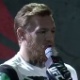 Conor McGregor mostra um dos kits de uniformes revelados hoje pelo UFC - Reprodução