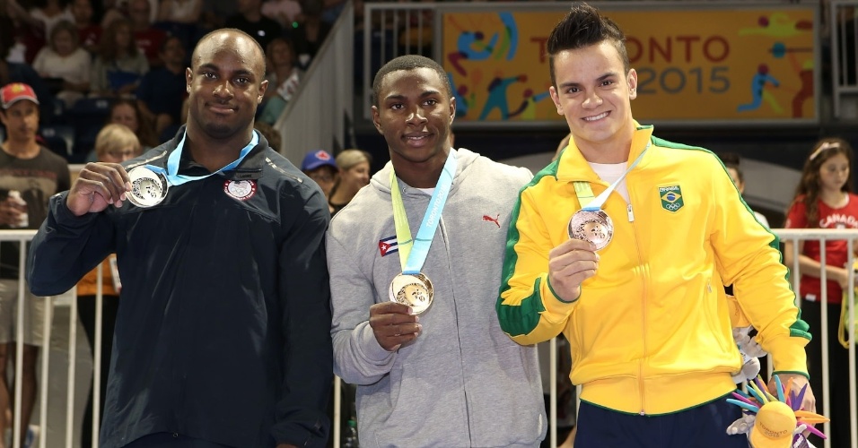 Ao lado do americano Donnell Whittenburg e do cubano Manrique Larduet, prata e ouro, respectivamente, Caio Souza exibe a medalha de bronze conquistada no salto sobre a mesa