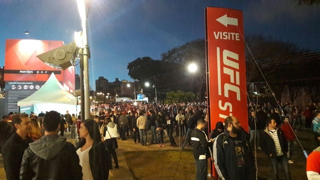 Fãs do UFC começam a chegar ao estádio do Atlético-PR, que irá sediar o UFC 198 - Danilo Lavieri/UOL Esporte