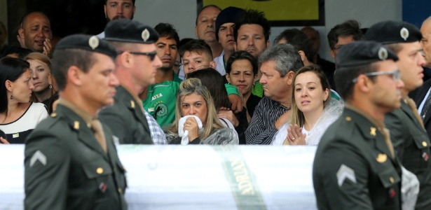 Familiares das vítimas acompanham cerimônia e aplaudem a passagem de cada caixão - REUTERS/Paulo Whitaker