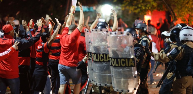 Polícia e torcedores entram em conflito antes de Atlético-PR x Flamengo