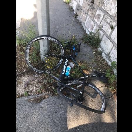 Chris Froome, campeão da Volta da França sai ileso de atropelamento, mas bicicleta é destruída - Reprodução/Twitter