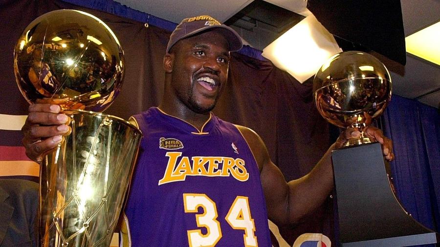 Shaquille O"Neal com troféu de campeão da NBA de 2001 - Stan Honda/AFP