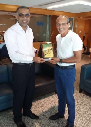 Técnico Jorvan Vieira ganhou nome de estádio no Iraque e recebeu uma placa - Arquivo pessoal - Arquivo pessoal