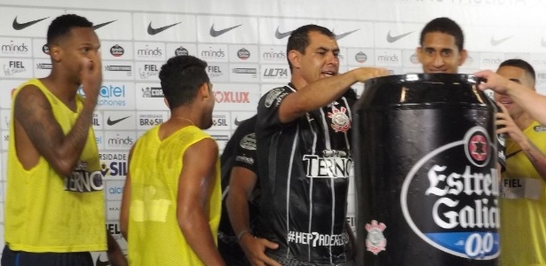 Carille levou banho de cerveja do elenco do Corinthians - Diego Salgado/UOL