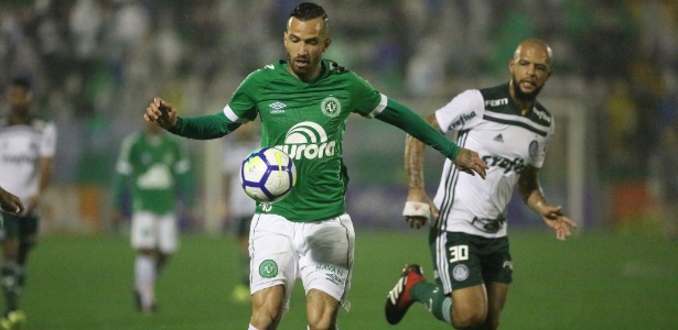 Leandro Pereira é seguido por Felipe Melo durante Chapecoense x Palmeiras - Sirli Freitas/ACF - Sirli Freitas/ACF