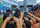 Cavani rompe protocolo, abraça torcedores e ouve que "Neto Baiano é melhor" - Gabriel Carneiro/UOL