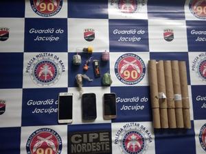 Drogas, rojões e bombas caseiras foram apreendidas com torcida do América - Reprodução - Reprodução