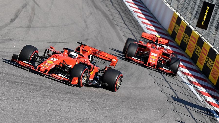  Sebastian Vettel e Charles Leclerc durante GP da Rússia - Dimitar Dilkoff/AFP