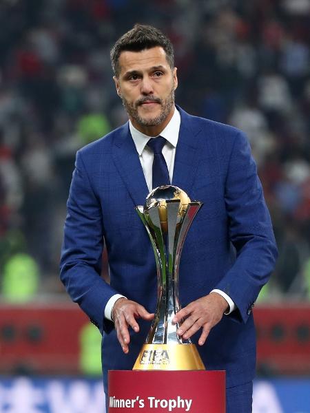 Ex-goleiro Júlio César entrega da taça do Mundial de Clubes 2019 em cerimônia de premiação do torneio - Ibraheem Al Omari/Reuters