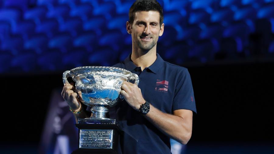 Novak Djokovic com o troféu do Australian Open na cerimônia de sorteio das chaves - Tennis Australia