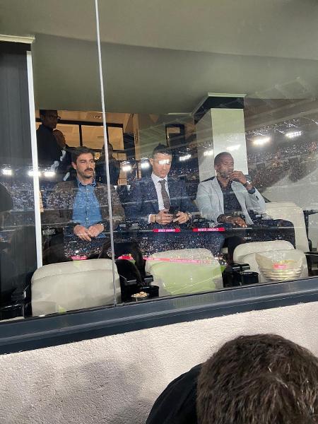Cristiano Ronaldo assiste ao jogo Real Madri x Barcelona, no estádio Santiago Barnabeu, m Madri - Reprodução/@Carrusel