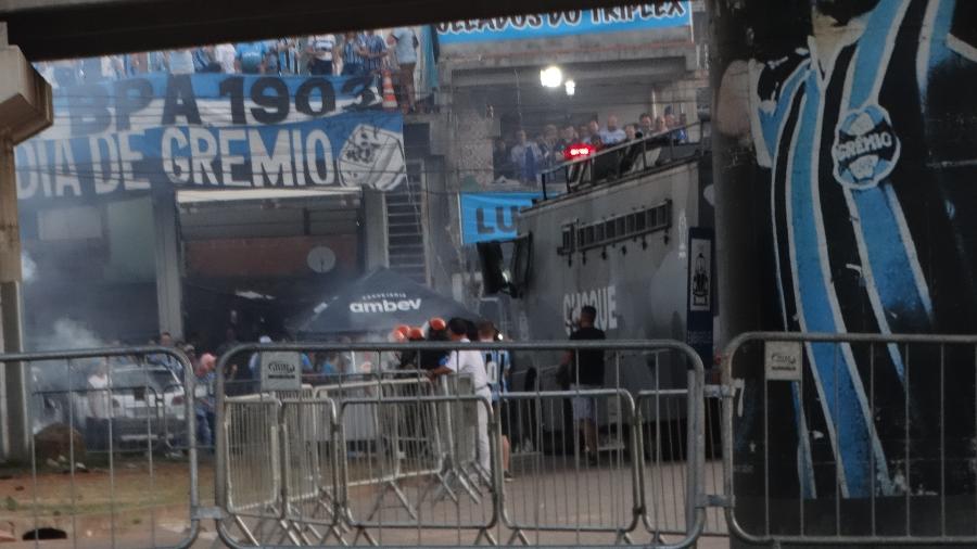 No lado oposto à Arena, torcedores do Grêmio entram em conflito com a Brigada Militar - Marinho Saldanha/UOL
