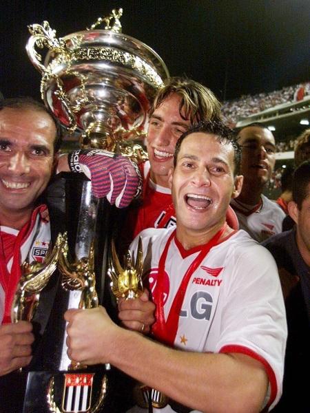 Adriano e o goleiro Márcio levantam a taça do Superpaulistão de 2002 - Marcio Fernandes/Folha Imagem