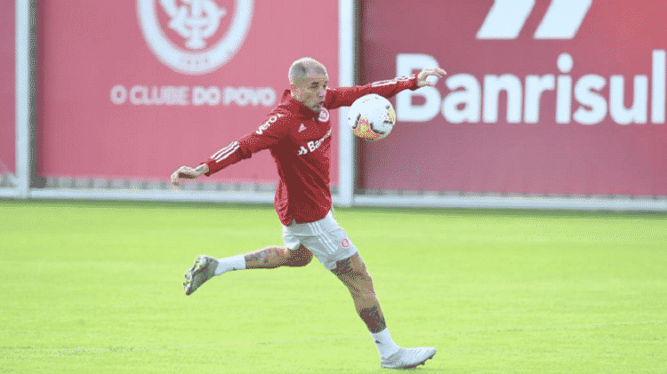 D'Alessandro durante retomada de treinamentos com bola no Internacional - Ricardo Duarte/Inter